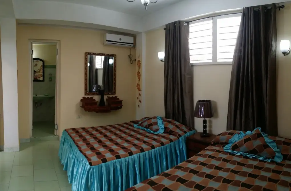 Santiago de Cuba, 90100, Cuba. Hostal de construcción neocolonial, constituido por 3 niveles, amplio, ubicado en el centro histórico de la ciudad.. Reservas online, HOSTAL GIRASOL, Room 1.