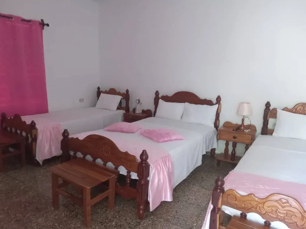 Viñales, 22400, Pinar del Rio, Cuba. En nuestra encontraras vistas muy atractivas hacia los mogotes del Valle de Viñales , un lugar donde usted puede disfrutar del campo. Reservas online, Villa El Fausto.Tata, (Habit, 1).