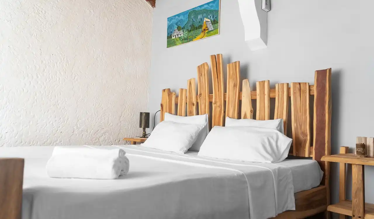 Barrio el Cuajaní, Viñales Pinar del Rio. Cuba. La especial ubicación de la finca le permite tener un manantial de aguas cristalinas que abastece la propiedad.. Reservas online, Finca Media Luna Room 3.