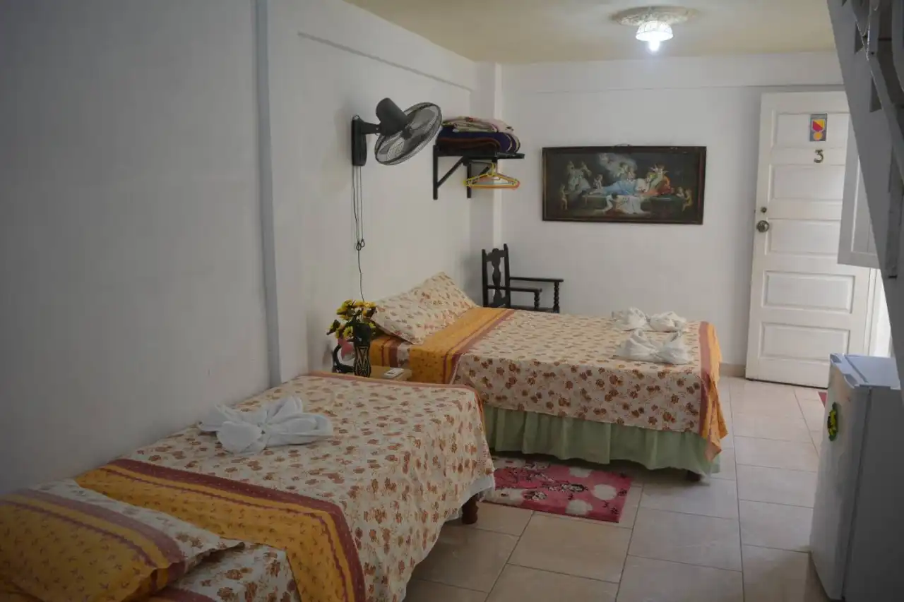 San Carlos y 47, Avenida 56, 4503 entre Calle 45, Cienfuegos, Cuba. Se puede usar de forma privada la cocina con un costo adicional. También hay personal de cocina a disposición de los huéspedes.. Reservas online, Hostal Girassol Room 2.