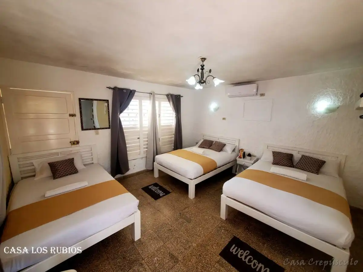 Viñales, Pinar del Río, Cuba, Nuestra casa es el lugar perfecto para el descanso y disfrute de una vacaciones inolvidables en contacto con la naturaleza y hermosas vistas a los mogotes.. Reservas online, Casa Los Rubios Dormitorio 3.