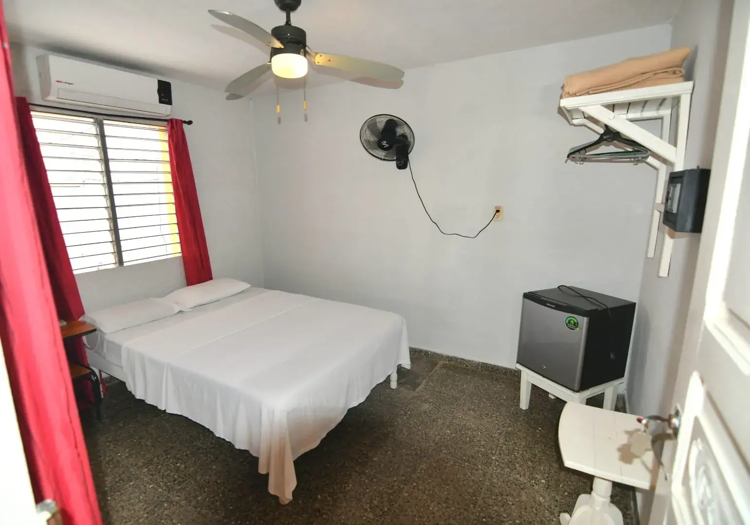 Viñales, 22400, Pinar del Rio, Cuba. Ubicada a solo una cuadra de la plaza principal, en esta misma cuadra se encuentra la Plaza Polo Montañés, +5348796339 Vinales Cuba. Reservas online, Casa Daniel y juany Room 3.