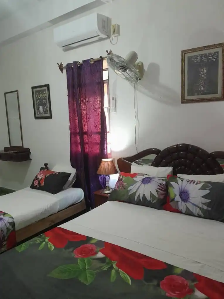 Calle Ignacio Agramonte 259 /pobre y alegría. ciudad Camagüey. Un clásico chalet de tres plantas ubicado armoniosamente en el mismo centro de ciudad. Con terrazas y balcones.. Reservas online, Hostal Carmencita Camagüey Cuba Room 2.