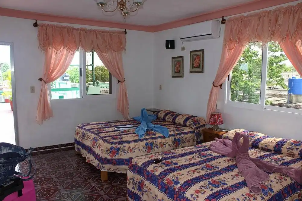 Playa Larga, Ciénaga de Zapata, 43000, Matanzas, Cuba.Casa de tres plantas con 7 habitaciones y 4 de rentas con baños independientes para cada habitación en la planta baja hay una habitación con acceso a limitados.. Reservas online, Casa Frank Playa Larga Room 4.