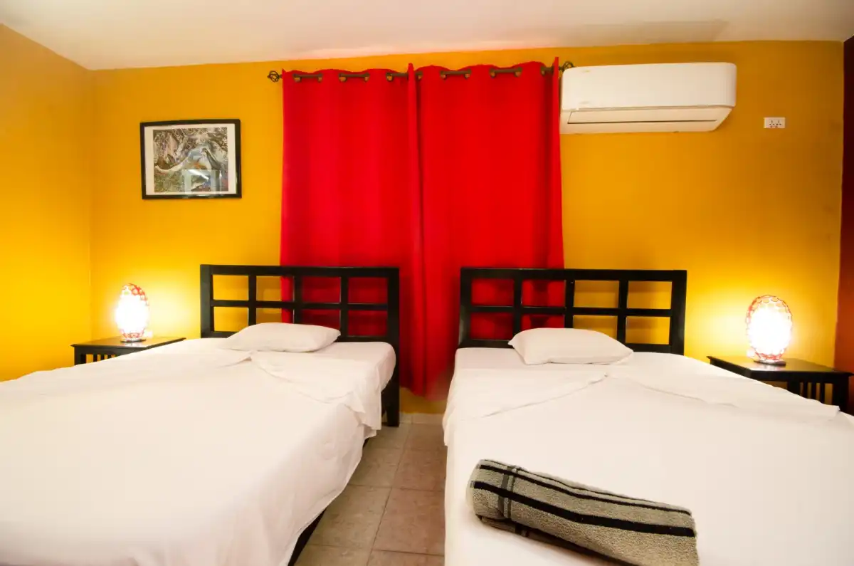 Viñales, Pinar del Rio. Cuba. Además de su habitación independiente el huésped podrá disfrutar de un portal con vista al jardín de la casa y a todo el barrio. Reservas online, Villa Los Reyes Habitación Sencilla 2.