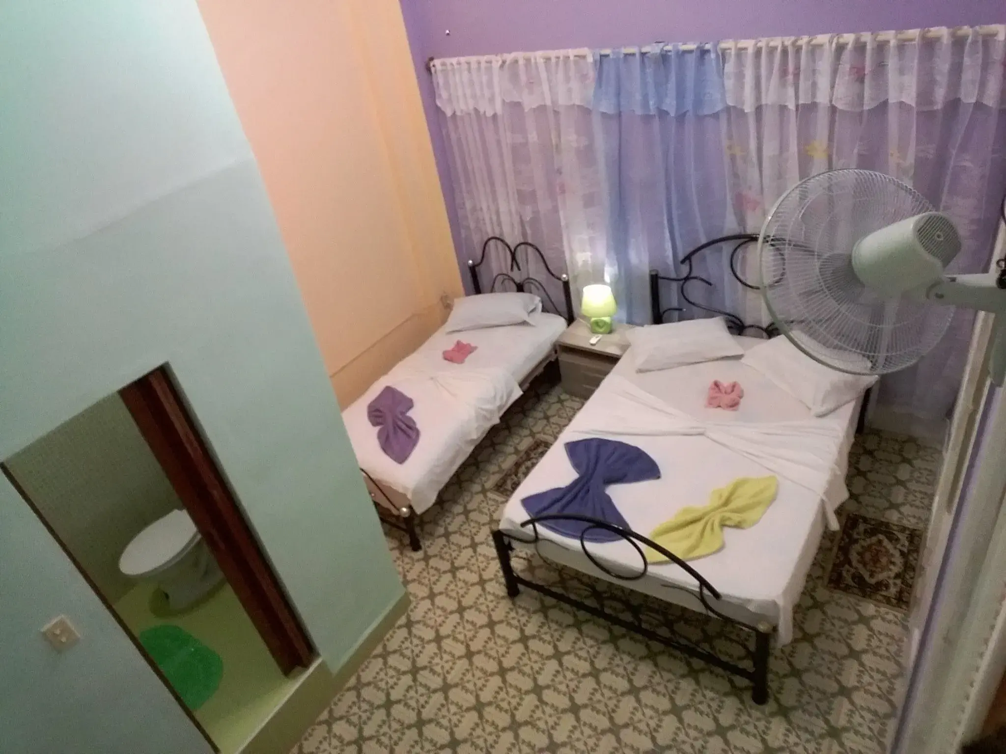 Colonial Habanera 1715, Room 1 en Centro Habana, La Habana 10200, Cuba. a solo diez minutos a pie de Malecón y Plaza Vieja. Esta casa de huéspedes de estilo colonial se encuentra además a pocos kilómetros de Hotel Nacional de Cuba y Hotel Capri..