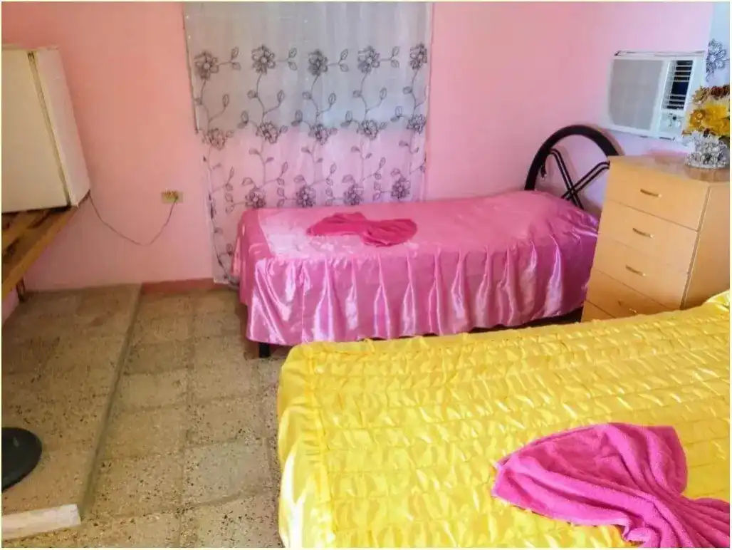 Playa Larga, Ciénaga de Zapata, 43000, Matanzas, Cuba. 1 habitación en planta baja y 2 habitaciones en planta alta. Todas las habitaciones tienen aire.. Reservas online, Hostal Pelicano Jocaos. Room 3.