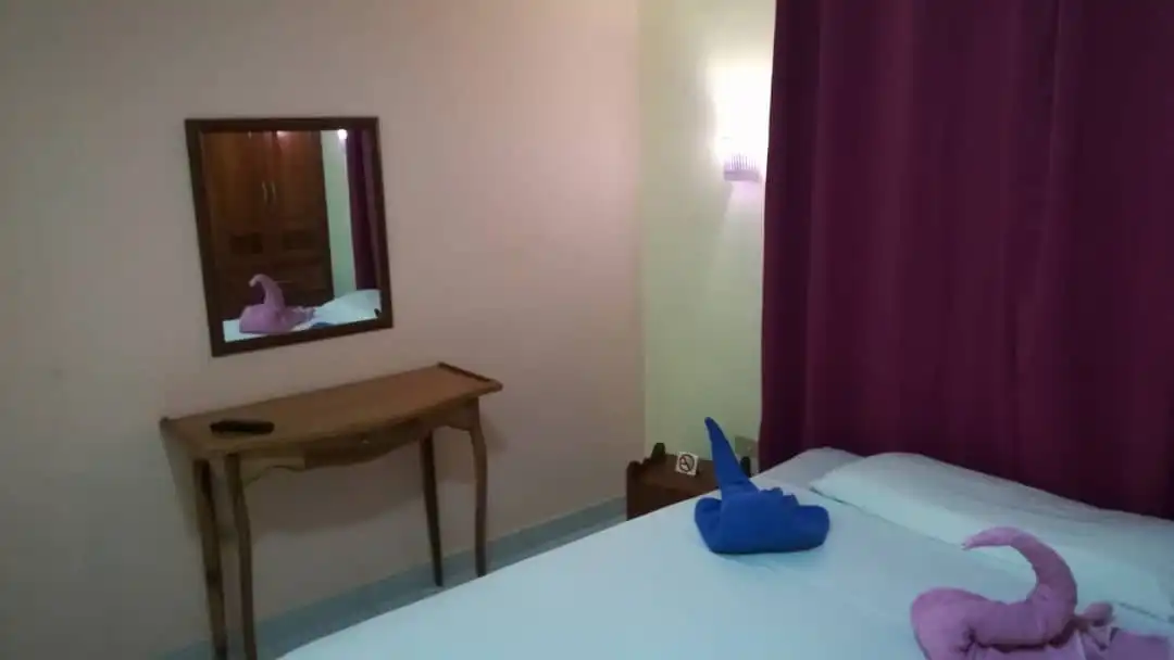 Calle B # 106 e/ Independencia y Libertad. Santa Marta Varadero. Está muy cerca de la playa de Varadero, aproximadamente a 900m o 15 minutos caminando hasta la playa. Reservas online, Villa Edelmira, Habitación Tercera planta.