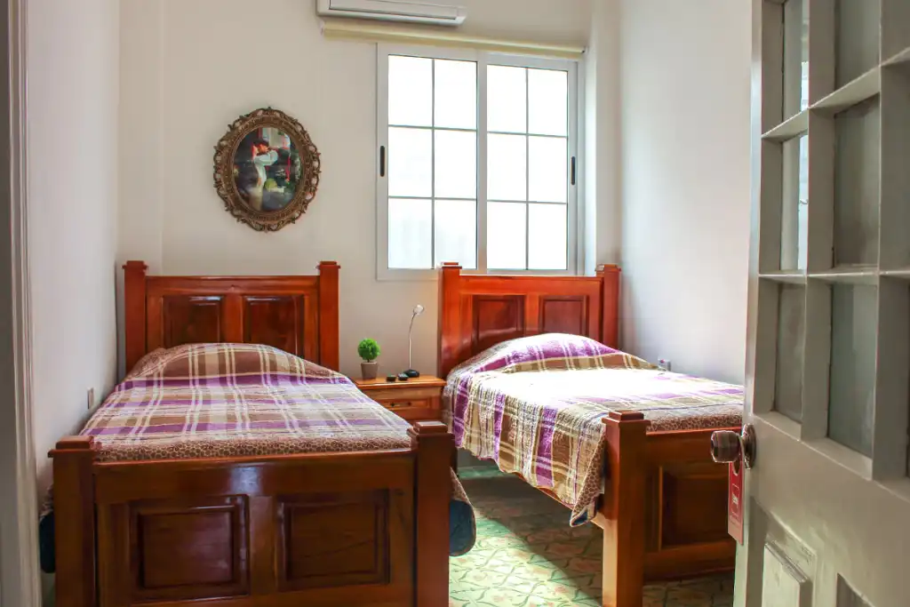 Hostal Habano, Habitación Montecristo en Vedado, La Habana, 10400, Cuba. Todos las habitaciones disponen de terraza, aire acondicionado, zona de comedor y zona de estar con TV de pantalla plana. Hostal Habano.
