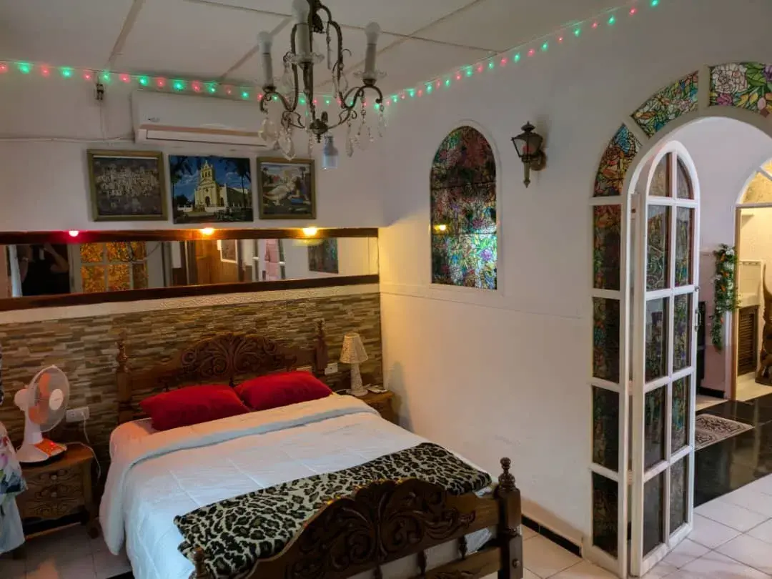 Calle Máximo Gómez #208 e/ Berenguer y e. Yanes. Reparto el Carmen Santa Clara, Villa Clara. Ofrece alojamiento con salón compartido, WiFi gratuita, recepción 24 horas y servicio de habitaciones.. Reservas online, Hostal José Ramón Room 1.