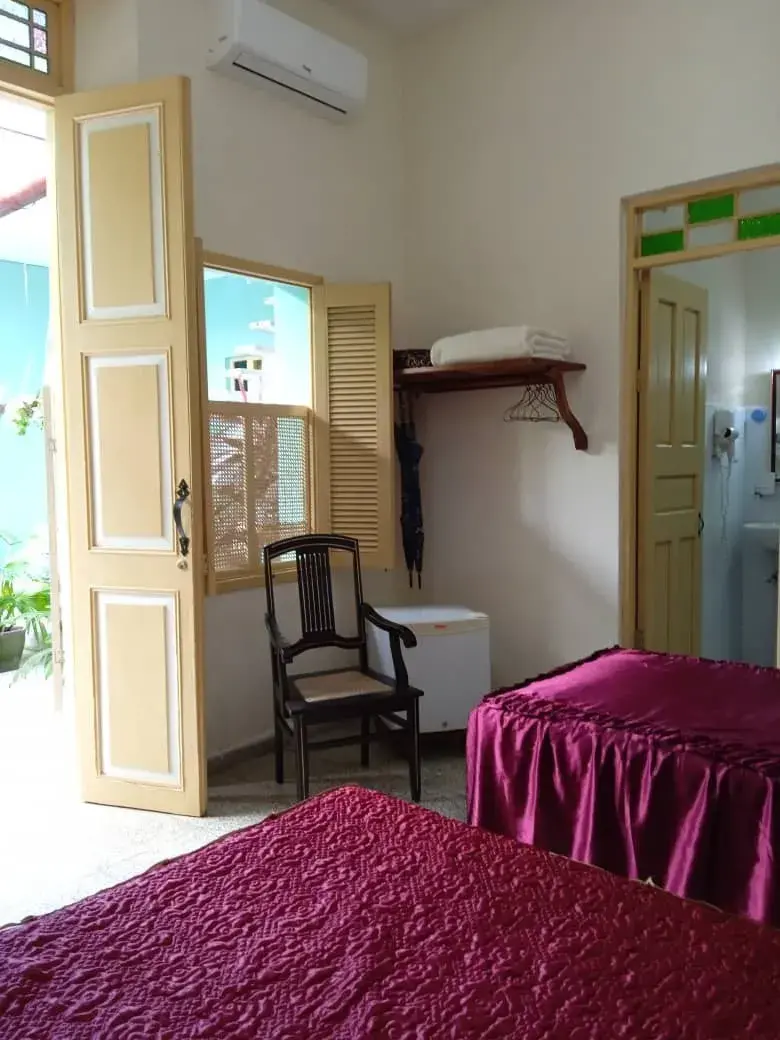 Calle Maceo norte #114a e/ Martí y Julio Jover Reparto El Carmen Santa Clara. Ya sea que planees quedarte por una noche o por una semana, en los alrededores de Villa Clara. Reservas online, Hostal Los Lirios Habitación 2.