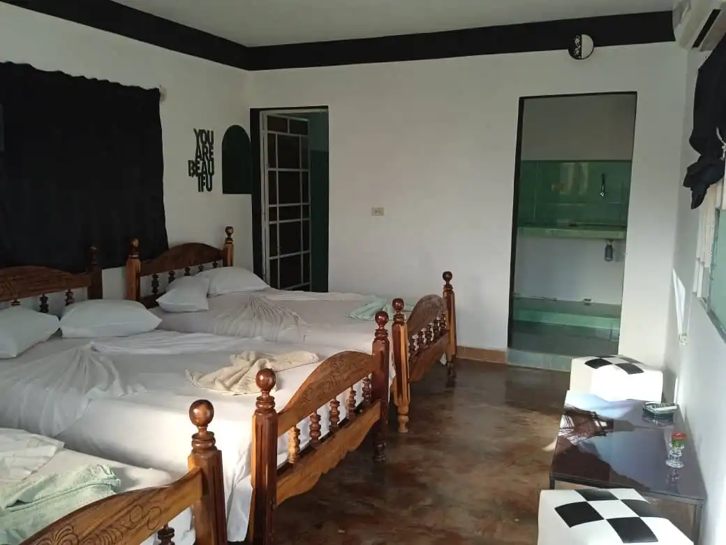Cisneros interior #16, Viñales, Pinar del Río. Se encuentra ubicado a solo 10 minutos del centro de Viñales, cuenta con una habitación independiente. Dos Gardenias. Reservas online, Dos Gardenias Room 3.