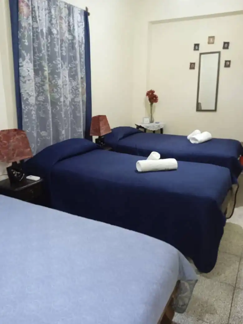 Calle Maceo norte #114a e/ Martí y Julio Jover Reparto El Carmen Santa Clara. Ya sea que planees quedarte por una noche o por una semana, en los alrededores de Villa Clara. Reservas online, Hostal Los Lirios Habitación 1.