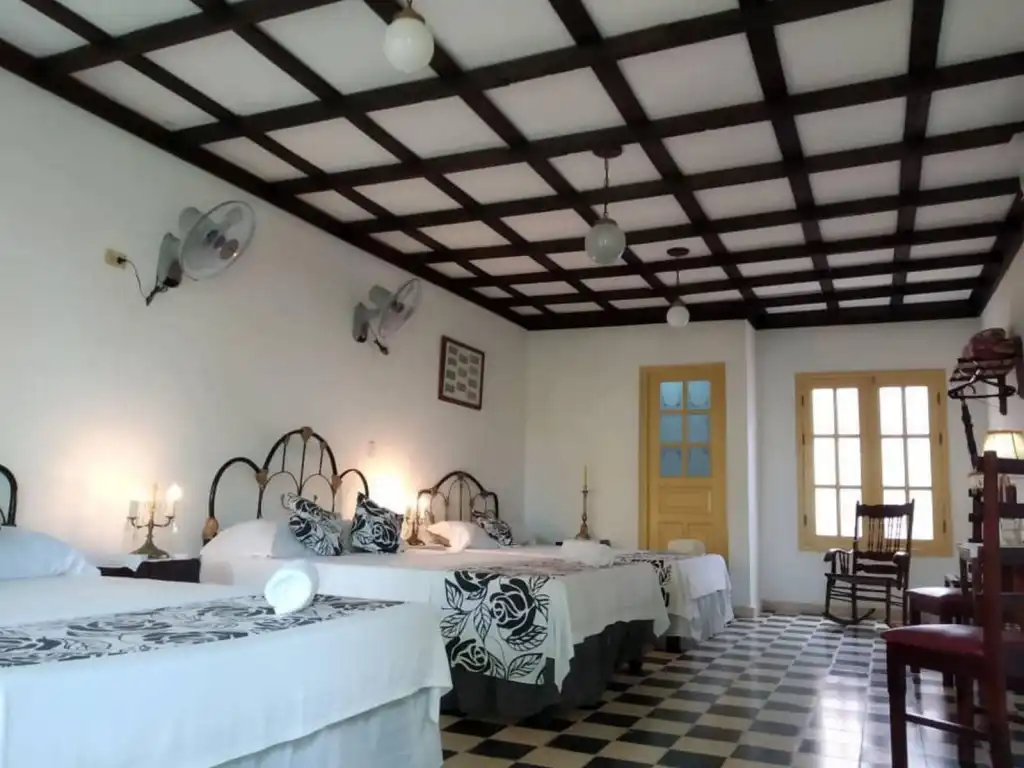 Hostal Toña, Room 8 en Trinidad, Sancti Spíritus, 62600, Cuba. Casa colonial 1850-1900 con pasillos interiores, jardines, patio y terraza. Cuenta con 6 habitaciones en el 1er Nivel..