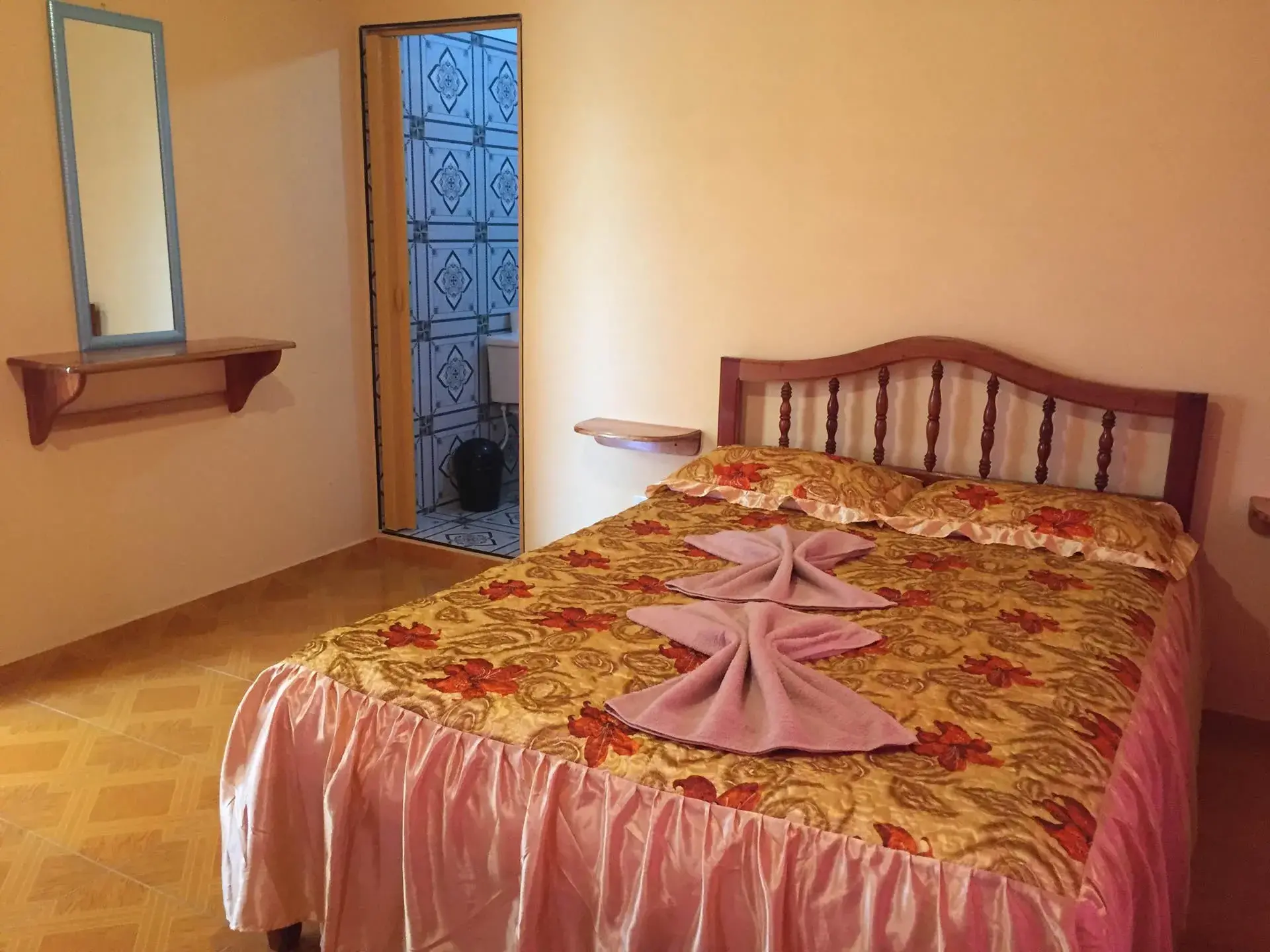 Guardalavaca, Holguín, 83300, Cuba. Contamos con 4 habitaciones totalmente independientes, 2 habitaciones en primer piso y dos 2 habitaciones en tercer piso.. Reservas online, Villa Martinez Habitación 2.