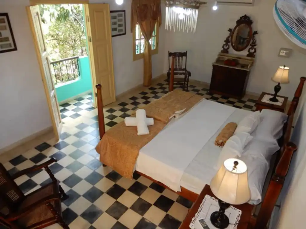 Hostal Toña, Room 6 en Trinidad, Sancti Spíritus, 62600, Cuba. Casa colonial 1850-1900 con pasillos interiores, jardines, patio y terraza. Cuenta con 6 habitaciones en el 1er Nivel..