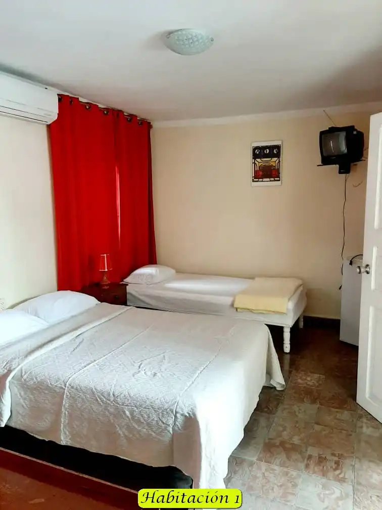Holguín, 80100, Cuba. Es una de las casas con la mejor ubicación central de la ciudad, usted no necesita un taxi o un carro.. Reservas online, CAT ON THE MOON, Room 4.