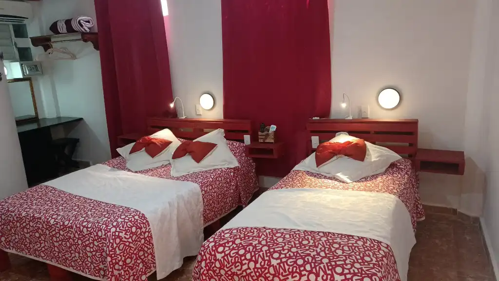 Vedado, La Habana, 10400, Cuba. Casa de renta en el centro del Vedado. Con 7 hab. con todos los servicios de transporte publico.. Reservas online, Hostal Havaniko, Room 1.