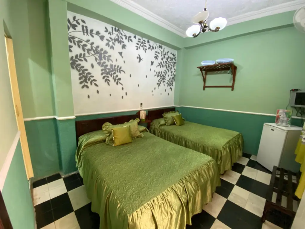 Trinidad, Sancti Spíritus, Cuba, 62600. Está ubicado muy cerca de la Estación del Tren Colonial que brinda servicios de paseos al Valle de los Ingenios. Reservas online, Hostal el Bucaro, Room 2.