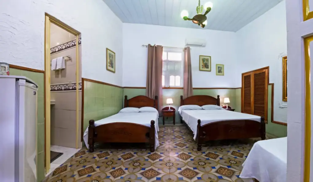 Trinidad, Sancti Spíritus, 62600, Cuba. El inmueble se conserva en excelentes condiciones constructivas a pesar de haberse construido en el siglo XIX.. Reservas online, Hostal Miriam Lagunilla, (Habitación 1) Triple.