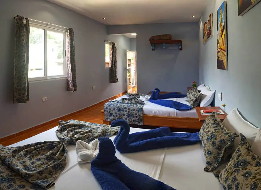Desengaño y Rosario Trinidad, Sancti Spíritus. El alojamiento ofrece masajes de los tejidos profundos y otros servicios de spa, ¡date un capricho.. Reservas online, Hostal Doña Cristina, Habitación Lila.