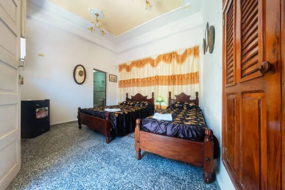 . Reservas online, Hostal El Tayaba, (Room 2).