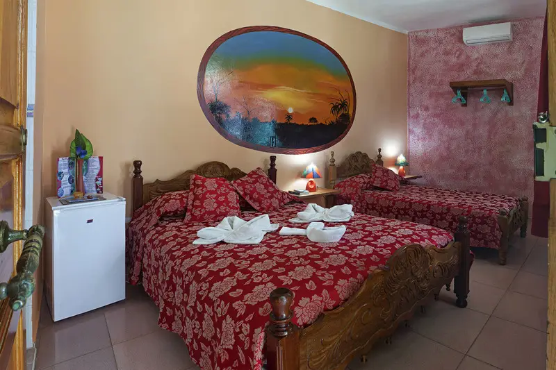 . Reservas online, Hostal Doña Cristina de Anita y Manuel, Habitación Familiar de Color Lila.