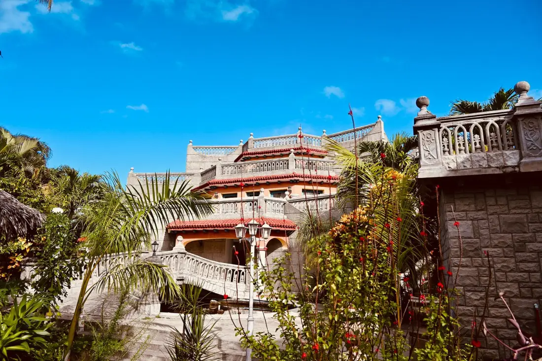 En Trinidad, 62600, Cuba. La casa consta con un total de 1900 metros cuadrados, todas sus áreas están destinadas para la recreación y deleite de nuestros huéspedes, Te esperamos, visítanos descubre todos los servicio que te esperan. Las ofertas particulares mejor calificadas en Cuba.